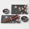 Kép 2/3 - Made in Japan Black & Pink Sakura sushi készlet evőpálcikákkal